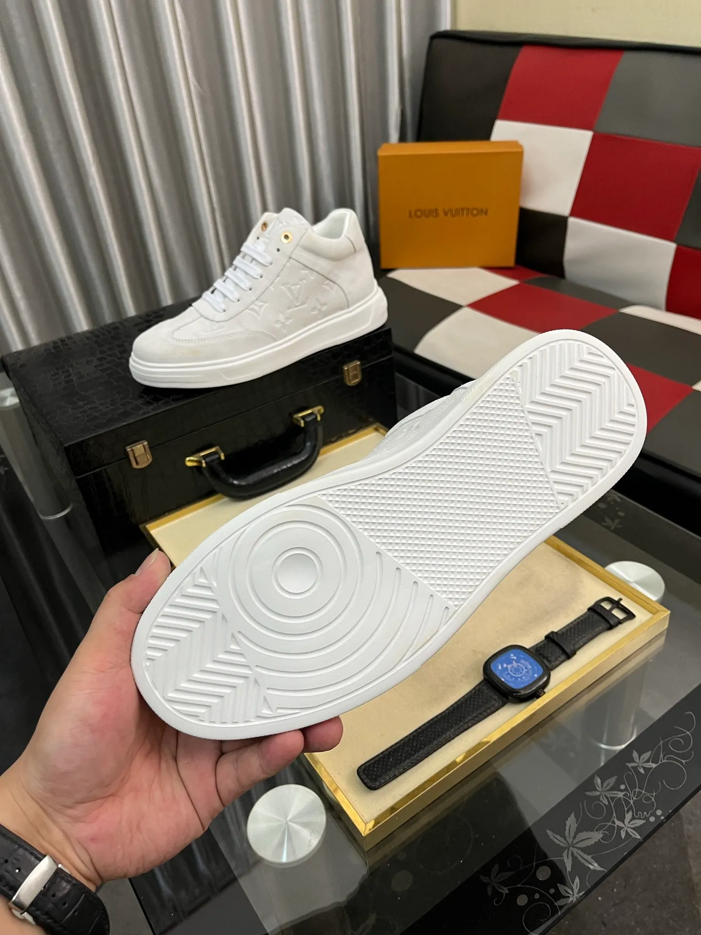 Ex-factory price: 420⌚️⌚️《Louis vuitton/LV Louis Vuitton》original quality.~ Unique modern style sneakers. 🏃A must-have casual shoe for trendy men😍😍 Original brand imported from Italy, imported original leather, cowhide lining (refuses to discolor and grind feet) sole: original sole provided by the original factory, French lazy style design ⚠️Fit to the feet, original quality, super comfortable original sole. Code number: 38-443️⃣Colors available